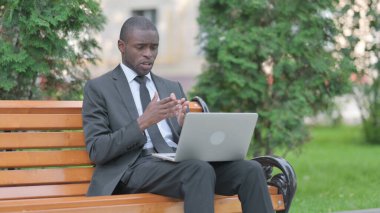 Laptop 'ta Afrikalı İşadamının Çevrimiçi Video Sohbeti