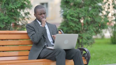 Öksüren Afrikalı İşadamı Laptop kullanıyor