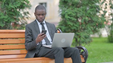 Laptop ve Smartphone 'da çalışan Afrikalı İşadamı