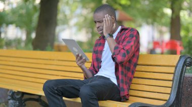 Tablette Kaybolan Genç Afrikalı Adam Bir Bençte Otururken Üzülüyor