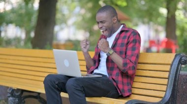 Laptop 'ta Başarı Kutlaması İçin Heyecanlı Genç Afrikalı Adam