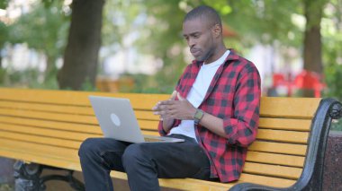 Laptop 'ta Genç Afrikalı Adam' ın Çevrimiçi Video Sohbeti