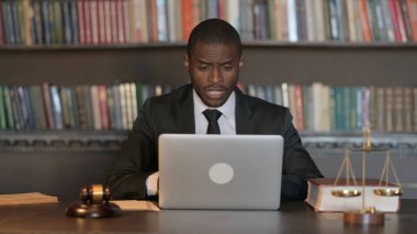Laptop 'ta Afrikalı Erkek Avukatın Çevrimiçi Video Sohbeti