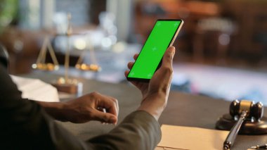 Yargıç Holding 'in Telefonu Mahkemede Yeşil Ekran ile Kapatma
