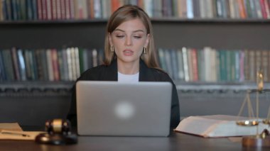 Genç Bayan Avukat Ofiste Video Sohbeti Yapıyor