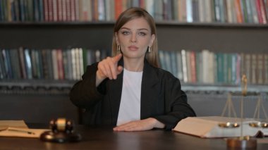 Genç Bayan Avukat Seçimi Kamerayı Gösteriyor