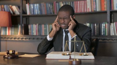 Afrikalı Amerikalı Avukatın Başı İş Başı Ağrıyor
