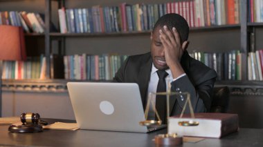 Ofiste Dava Üzerinde Çalışan Gergin Afrikalı Amerikalı Avukat