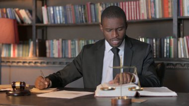 Ofisteki Belgeler Üzerinde Çalışan Afrikalı Amerikalı Avukat