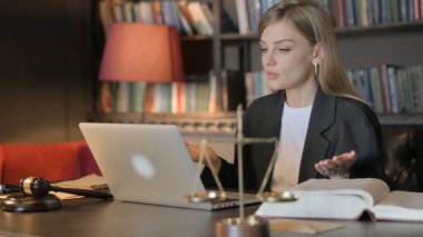 Ofiste Video Sohbeti Yapan Kadın Avukat