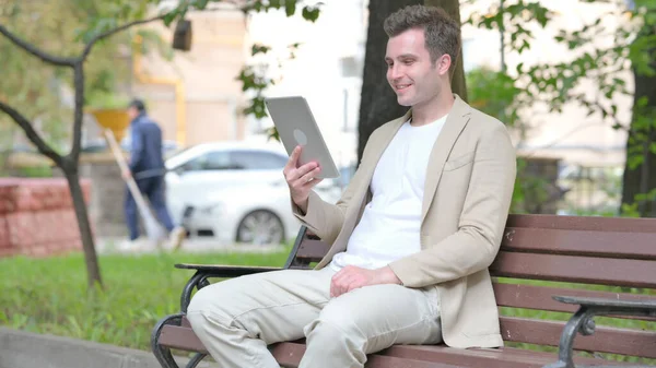 Jovem Casual Fazendo Video Chat Tablet Enquanto Sentado Livre Banco — Fotografia de Stock