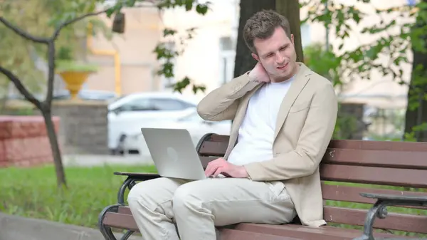 Lässiger Junger Mann Mit Nackenschmerzen Arbeitet Freien Laptop — Stockfoto