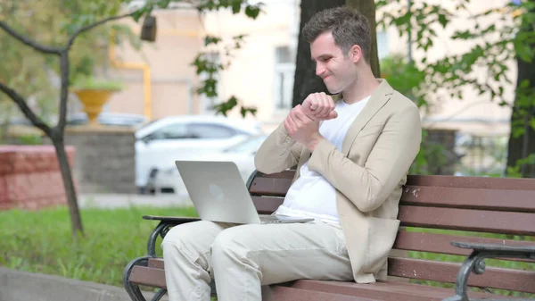 Lässiger Junger Mann Mit Handgelenkschmerzen Arbeitet Freien Laptop — Stockfoto