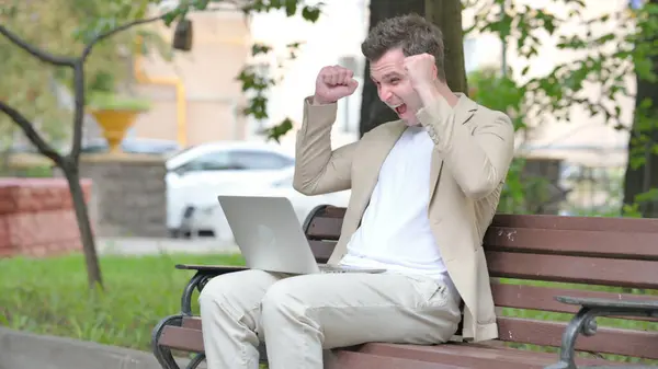 Aufgeregter Junger Mann Feiert Erfolg Auf Laptop Freien — Stockfoto