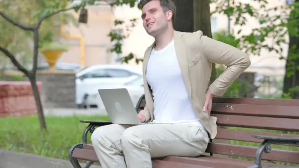 Jovem Casual Usando Laptop Com Dor Nas Costas Enquanto Sentado — Fotografia de Stock