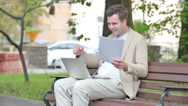 Lässiger Junger Mann Feiert Während Laptop Und Dokumenten Freien Arbeitet — Stockfoto