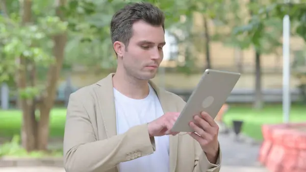 Hombre Joven Casual Usando Tablet Outdoor — Foto de Stock