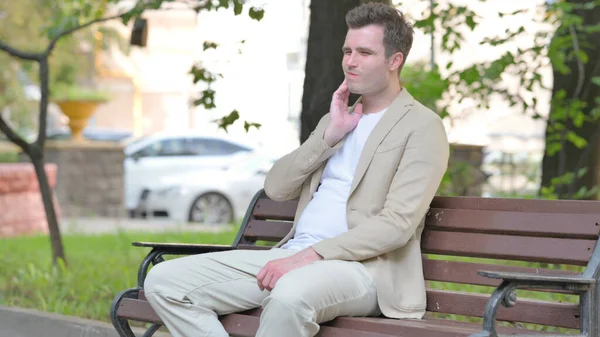 Dişi Ağrıyan Sıradan Bir Genç Adam Dışarıda Oturuyor — Stok fotoğraf