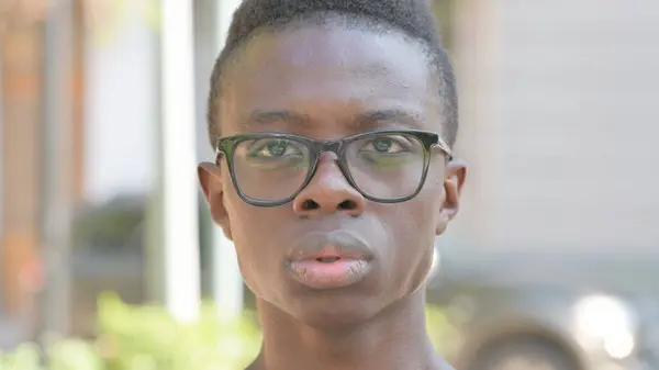 真剣な若いアフリカの男の顔の閉鎖屋外 — ストック写真