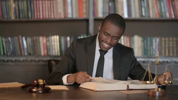 Brainstorming Africano Masculino Advogado Sentado Escritório — Fotografia de Stock