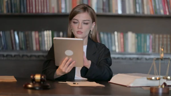 オフィスでタブレットを使用する若い女性弁護士 — ストック写真