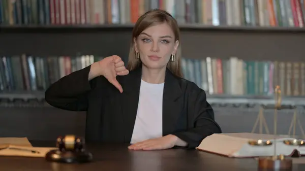 オフィスの若い女性弁護士による親指 — ストック写真