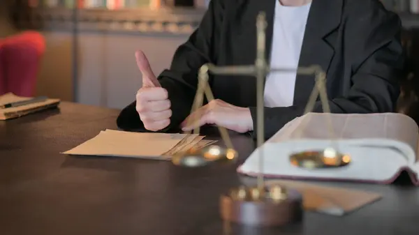 裁判所の女性裁判官による親指の閉鎖 — ストック写真