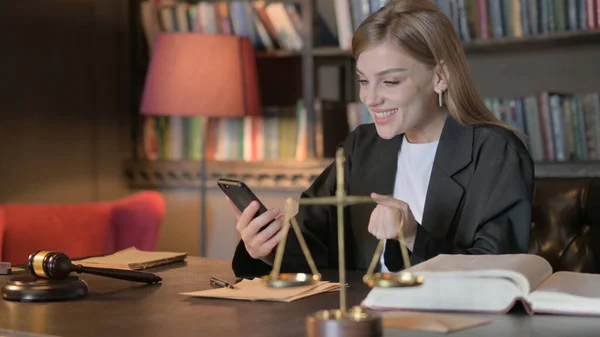 Vrouwelijke Advocaat Viert Overwinning Smartphone Office — Stockfoto