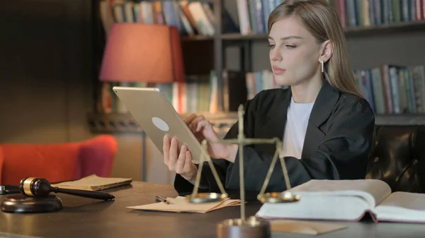 Vrouwelijke Advocaat Die Tablet Office Gebruikt — Stockfoto