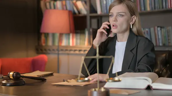 オフィスで電話で主張する女性弁護士 — ストック写真