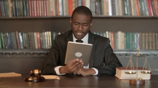 Afrikaanse Man Advocaat Doet Video Chat Tablet Office Stockfoto