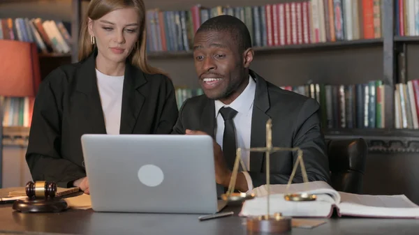 Ofiste Çevrimiçi Video Sohbeti Yapan Erkek Kadın Avukatlar - Stok İmaj