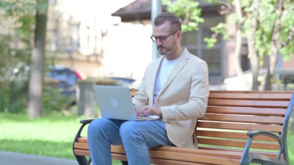 Homem Meia Idade Trabalhando Laptop Livre — Vídeo de Stock