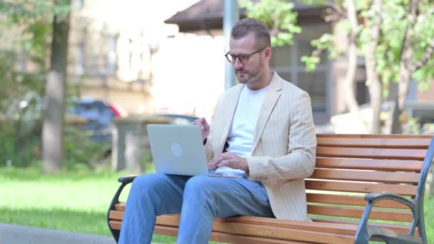 Homem Meia Idade Animado Comemorando Sucesso Laptop Livre — Vídeo de Stock