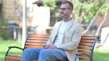 Şok olmuş Orta Çağ Adamı Dışarıya Bakarken Kameraya Bakıyor