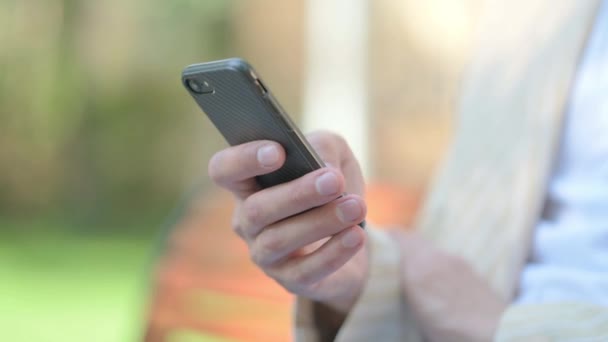 Närbild Man Hand Med Hjälp Smartphone Outdoor — Stockvideo