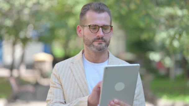 Μεσήλικας Άντρας Που Χρησιμοποιεί Tablet Outdoor — Αρχείο Βίντεο