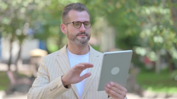 Μεσήλικας Άντρας Κάνει Βιντεοκλήση Στο Tablet Outdoor — Αρχείο Βίντεο