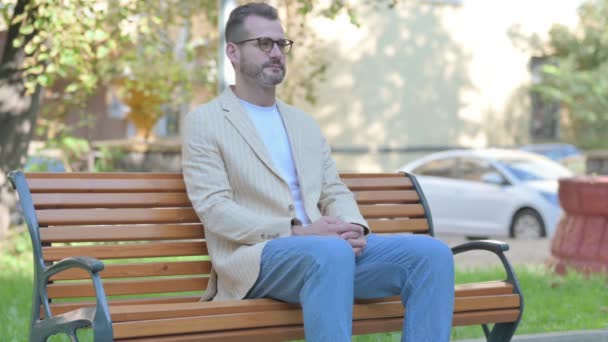 Moderner Lässiger Mann Sitzt Draußen Auf Bank — Stockvideo