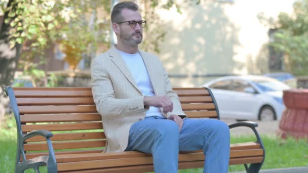 Homem Casual Moderno Sentado Livre Com Dor Pescoço — Vídeo de Stock
