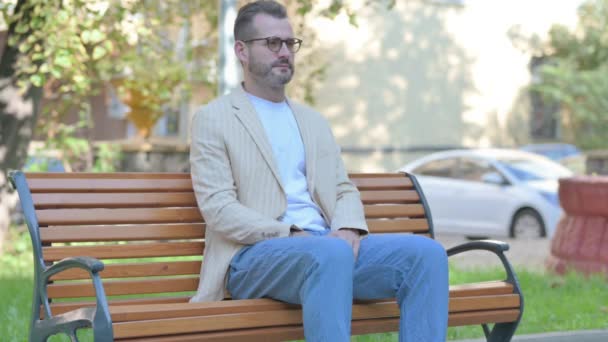 屋外に座っている現代カジュアルな男を咳 — ストック動画