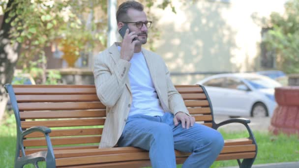 Hombre Casual Moderno Hablando Por Teléfono Mientras Está Sentado Aire — Vídeos de Stock
