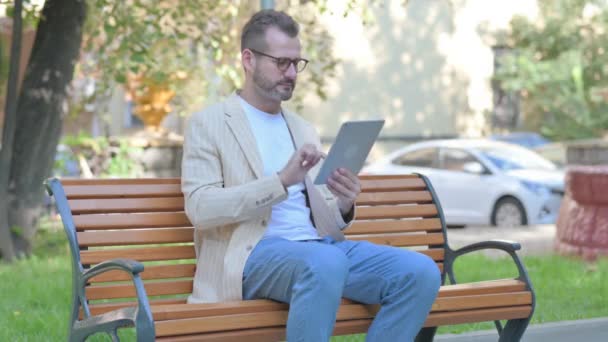 Homem Casual Moderno Perdido Por Perda Tablet Enquanto Sentado Livre — Vídeo de Stock