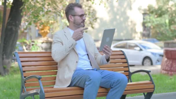 Moderner Gelegenheitsmann Führt Videochat Auf Tablet Während Freien Auf Einer — Stockvideo