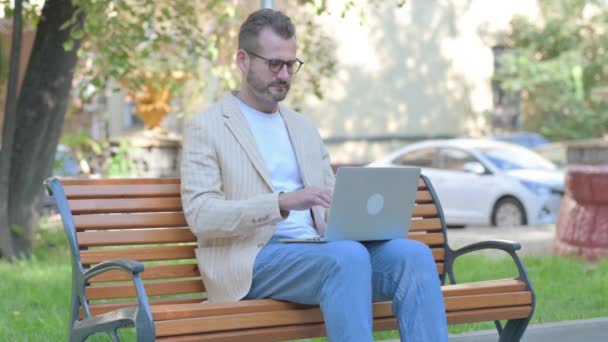 Moderner Gelegenheitsmann Mit Nackenschmerzen Arbeitet Freien Laptop — Stockvideo