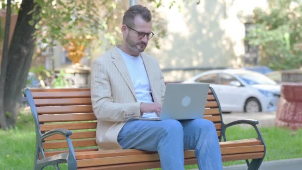 Homem Casual Moderno Usando Laptop Com Dor Nas Costas Enquanto — Vídeo de Stock