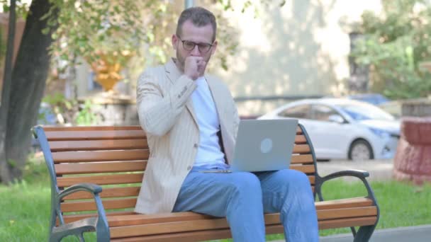 Hosta Modern Casual Man Använda Laptop Utomhus — Stockvideo