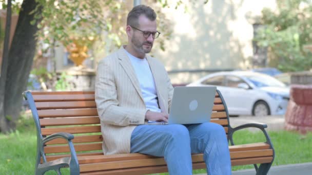 Homem Casual Moderno Com Dor Dente Trabalhando Laptop Outdoor — Vídeo de Stock