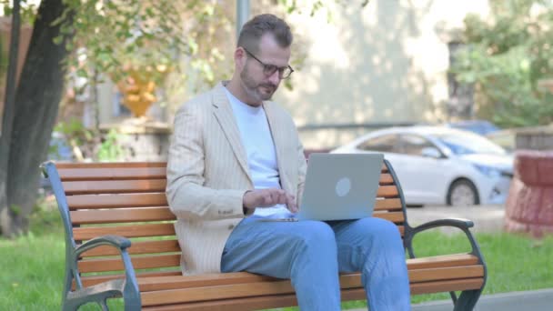 Spannende Moderne Casual Man Viert Succes Laptop Outdoor — Stockvideo