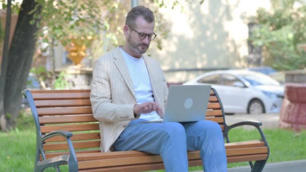 Nowoczesny Człowiek Casual Wstrząśnięty Stratą Laptopie Outdoor — Wideo stockowe